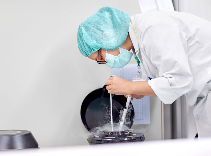 handling-samples-for-cryopreservation lab technician handling samples for cryopreservation